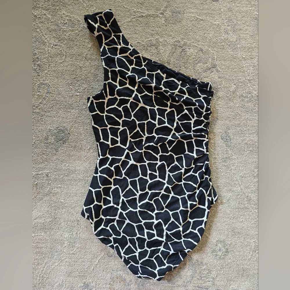 MK Michael Kors Black White Giraffe One-Shoulder One Piece Swimsuit - Picture 2 of 8